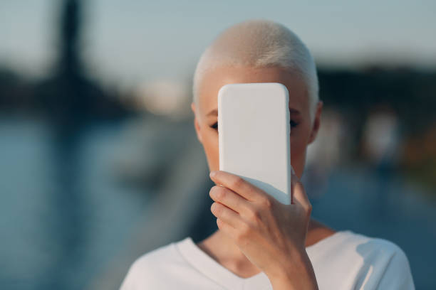 Person som går med ansiktet i mobilen