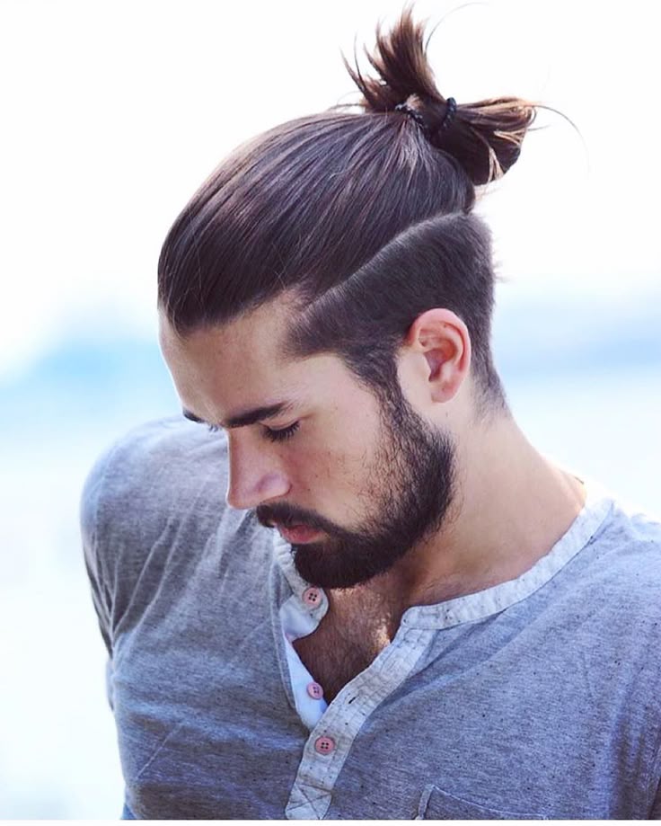 Kille med manbun